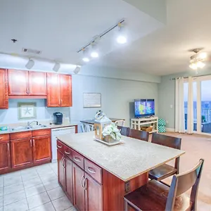 Holiday home Amazing Style, Laketown Wharf 1305 -1bd, 2ba Amenities And Location!, Panama City Beach
